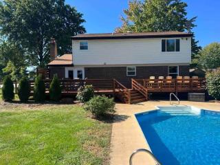 Amazing Pool & Walk to the Park - 3