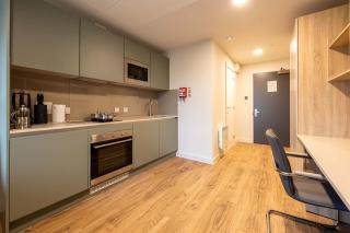 Beautiful bright studio close to station - 18 above - Nottingham - 1