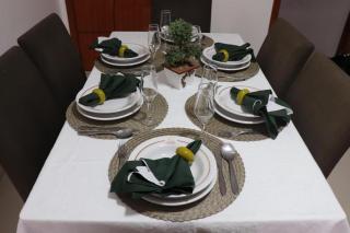 CONFORTO IMBATIVEL - 25 metros do MAR - 2 Quartos com AR CONDICIONADOS SPLIT, Air Fryer, WI-FI, Disney Plus, Star Plus, HBO Max, Guarda Sol, Cadeiras de Praia e Caixa Térmica - 8 pessoas com Muito Conforto - Melhor Localização! - 1