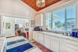 Destin Beach House - Southern Comfort by Panhandle Getaways - Destin - 1