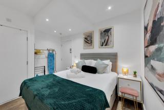 Micro Chic, Tiny Studio with Functional Desk - Hanwell - 8