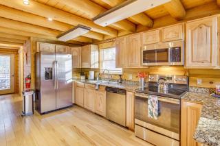 2 Mi to Lake Arrowhead Village Pet-Friendly Cabin - Lake Arrowhead - 1