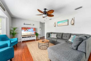 Heated Pool - 8 min to beach - King Beds - 8