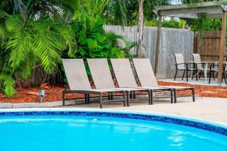 Heated Pool - 8 min to beach - King Beds - 2