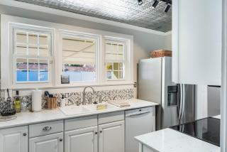 Sanford's Haven, 3 Bedroom, Sleeps 7 - 2