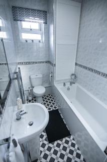 Perfectly Located 2-Bed Modern House - 9