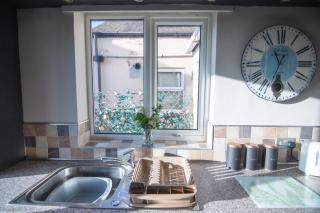 Perfectly Located 2-Bed Modern House - 7
