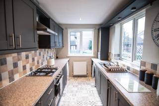Perfectly Located 2-Bed Modern House - 3