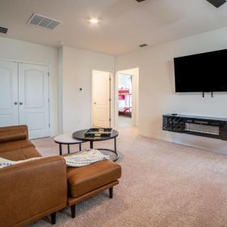 Beautiful 6 Bedroom 5 bath Villa with a pool-320 - 7