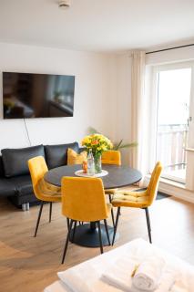 Platz für 8 Pers - C4S Come4Stay Monteure "InnArt" Boxspringbett Einzelbett Töging am Inn, Parkplatz, WLAN, Balkon, Smart TV, voll ausgestatteter Küche, Waschmaschine - 9