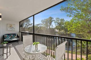 Corner Unit With Lake and Fountain Views - 6