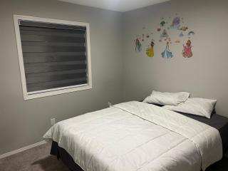 Bedroom SW Edmonton HWY 2 near YEG - Edmonton - 4