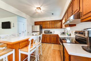 Deck & Fenced Yard: Family Home in Winterville - 3