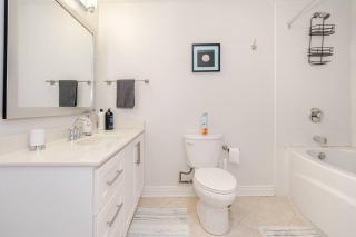 2 bedroom apartment-2 free parking -14 min to Pearson airport - 7