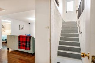 2 bedroom apartment-2 free parking -14 min to Pearson airport - 5