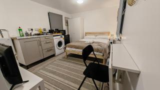 Cozy studio with Netflix & chill & Parking - Ponders End - 0