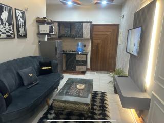 Spacious and comfortable Apartment 706 Entire 2 Bedroom, Lounge, Kitchen, Luxurious 1 Air-conditioned Bedrooms Attached Bathroom Hot and Cold Water lines Lounge Sitting Area Smart Led TV Kitchen Stove Micro wave Refrigerator unmarried couples not allowed - 8