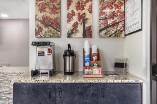 HomeTowne Studios by Red Roof Greenville - 2