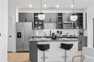 Sleek 2-Bedroom Retreat with Exclusive Parking - 5