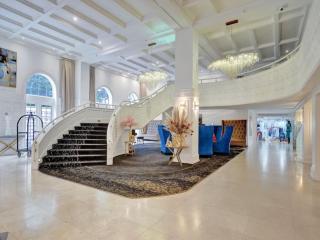 Beautiful Oceanview Condo 2 Bedrooms, 2 Bathrooms with Beach Service 709 - Miami Beach - 1