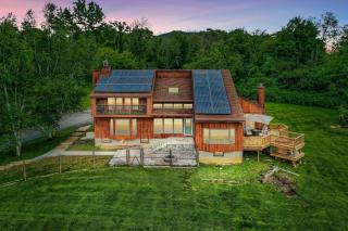 The Hilltop Fenced 8-Acre Dog-Friendly Retreat - Warwick - 0