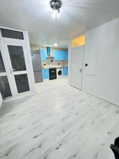 2 bedroom flat near Kilburn Park - 8