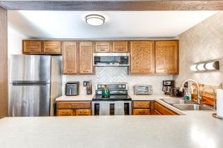 Less Than 1 Mi to Big Boulder Lake Sleek Townhome with Deck - Lake Harmony - 2