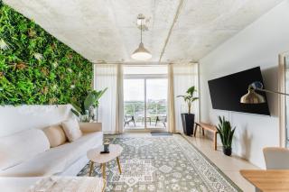 1BR Miami Retreat with BBQ, Pool, & Skyline Views - 3