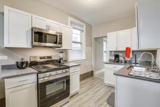Walk to Devon Avenue and Warren Park Chicago Apt! - Chicago - 9