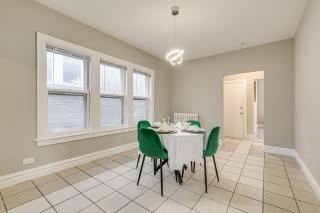 Walk to Devon Avenue and Warren Park Chicago Apt! - 4