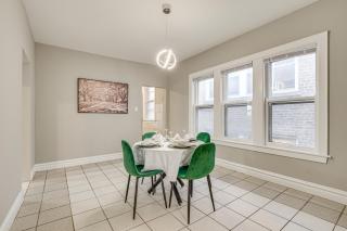 Walk to Devon Avenue and Warren Park Chicago Apt! - Chicago - 3