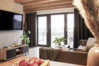 Modern house with private hot tub - 6