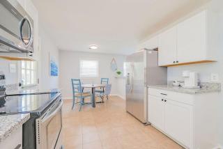 Buckroe Bungalow Escape to the Beach 2mins Away - 1