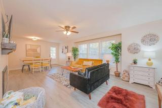 Next to CNU New Listing with Beautiful Finishes - Newport News - 1