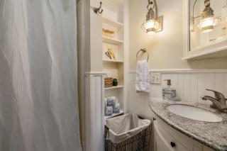Newburyport Flat Downtown Living King Bed - Newburyport - 5