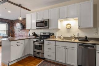 Newburyport Flat Downtown Living King Bed - Newburyport - 4