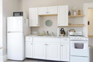 King Bed Downtown Suite Port City Stays - 6