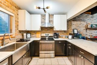 Mtn-View Gem with Deck and Hot Tub in Tannersville - Tannersville - 2
