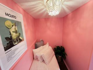 Cocktail Cabin Themed Guest Room - Sandusky - 3