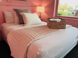 Cocktail Cabin Themed Guest Room - Sandusky - 7