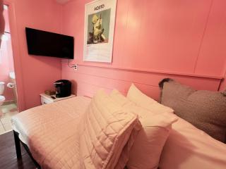 Cocktail Cabin Themed Guest Room - Sandusky - 2