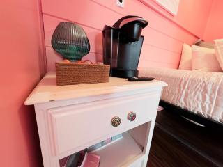 Cocktail Cabin Themed Guest Room - Sandusky - 4