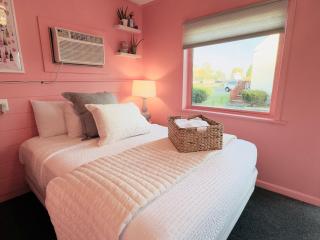 Cocktail Cabin Themed Guest Room - Sandusky - 9