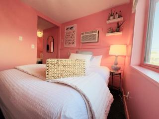 Cocktail Cabin Themed Guest Room - Sandusky - 0