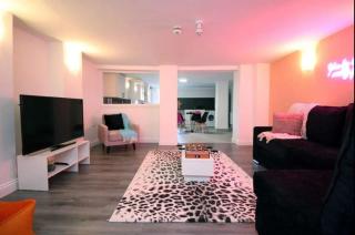 Duplex Stay With Hot Tub Opposite Stadium - 9