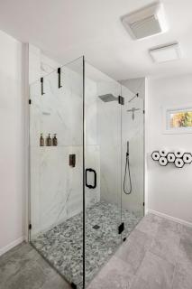 Modern Private Stay with Luxury Amenities - Newport - 3