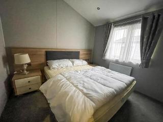 Stunning Lodge With Full Sea Views And Decking At Broadland Sands Ref 20076Cf - Hopton on Sea - 2