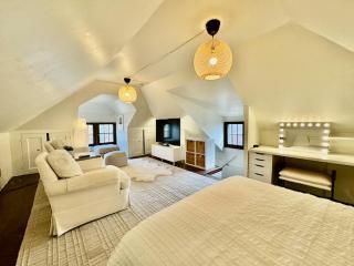 Spacious 3BR Home with Movie Theater - Pittsburgh - 2