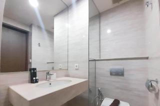 Best Homey and Modern Studio at Uttara The Icon Apartment By Travelio - Kejayan - 2