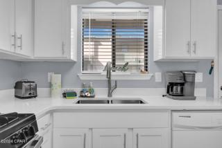 Sea Horsing Around 2 Bedroom 1.5 Bath sleeps 8 - Panama City Beach - 7